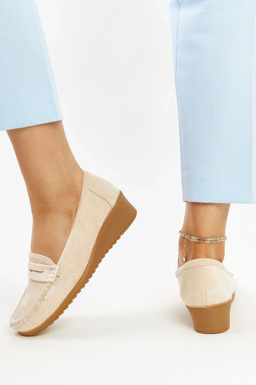 Sakena šviesiai smėlio spalvos...