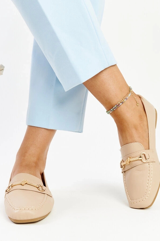 Smėlio spalvos dekoratyviniai batai...