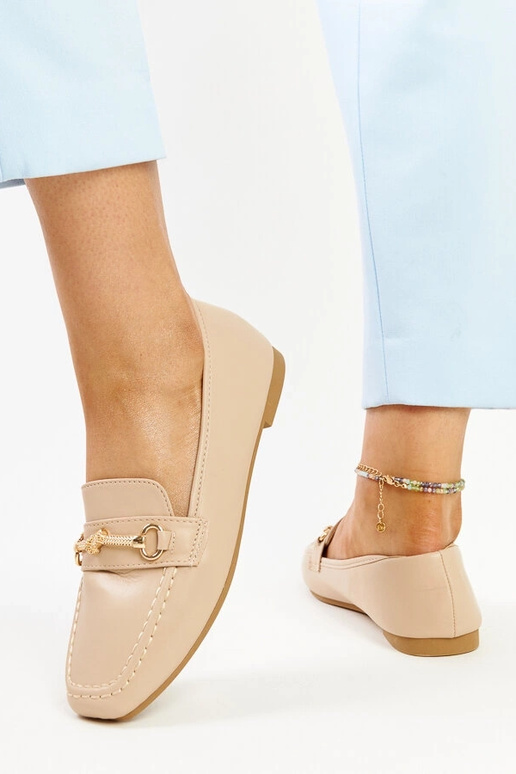 Smėlio spalvos dekoratyviniai batai...