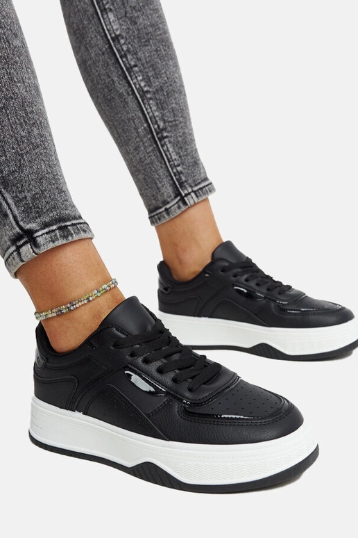 Juodi sportbačiai storesniu padu Intisa