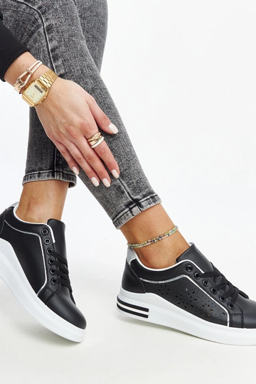 Juodi ažūriniai sportbačiai... 2