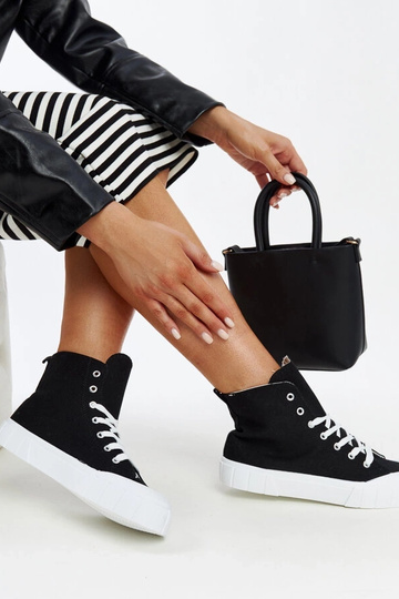 Juodi aukštakulniai... 2