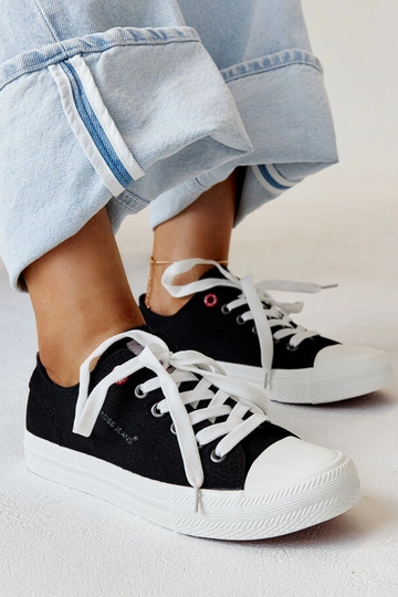 Juodo audinio moteriški sportbačiai CROSS JEANS