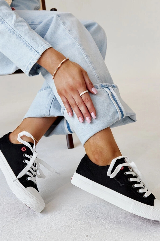 Juodo audinio moteriški sportbačiai...