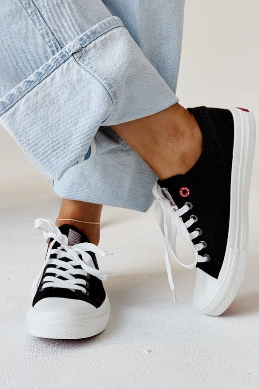 Juodo audinio moteriški sportbačiai...