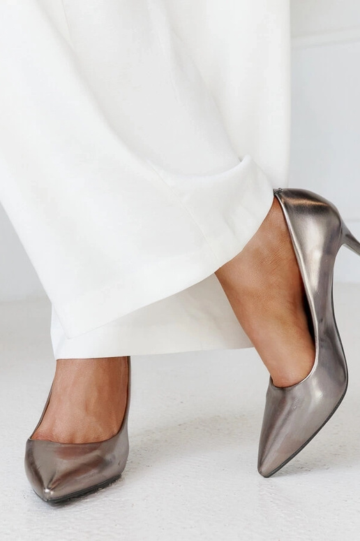 Paume pilki metaliniai aukštakulniai...