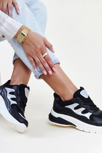 Juodi sportbačiai storais...