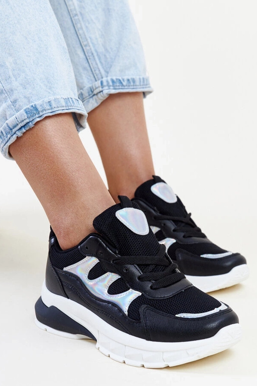 Juodi sportbačiai storais padais Matea