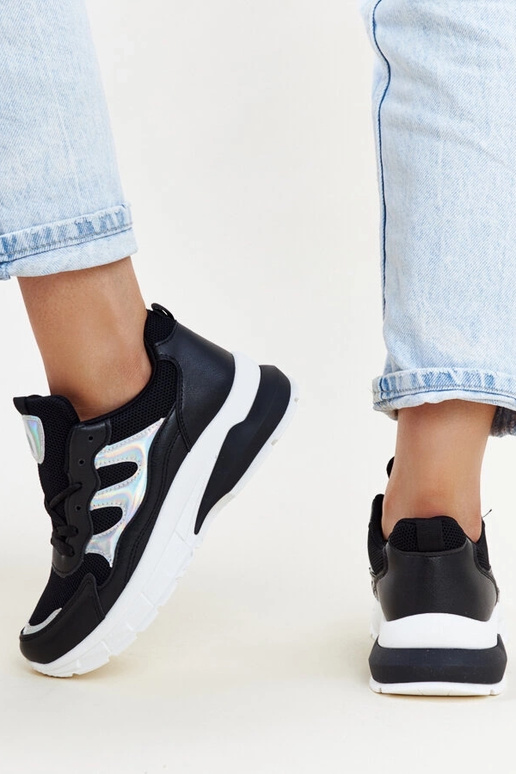 Juodi sportbačiai storais padais Matea