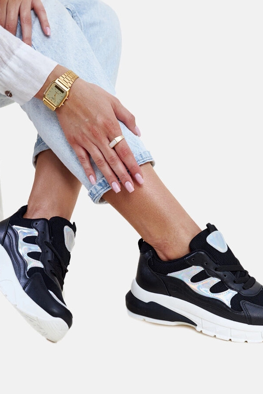 Juodi sportbačiai storais padais Matea