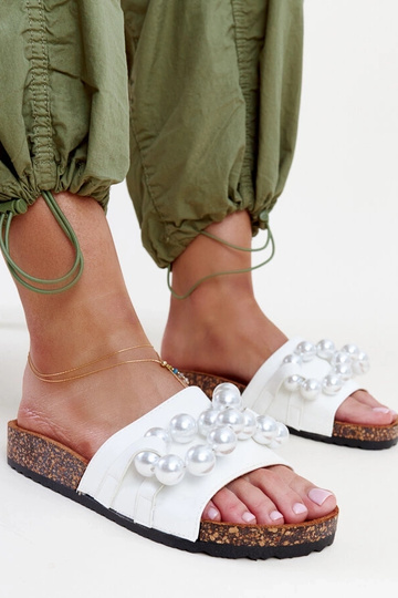 Baltos kamštienos šlepetės...