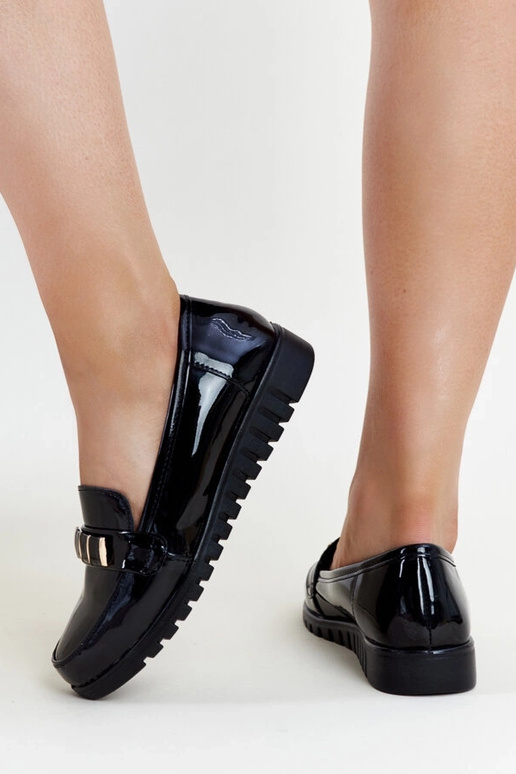 Juodos lakuotos odos batukai su...