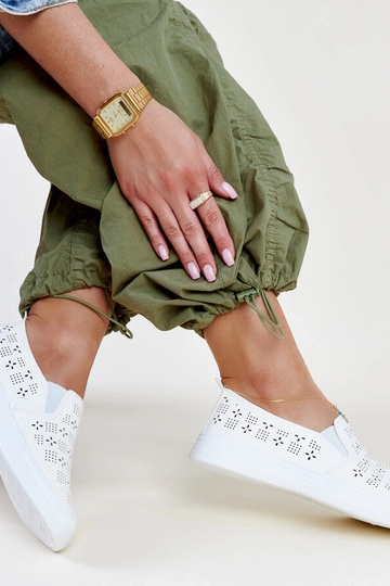 Hilal balti užsegami... 2