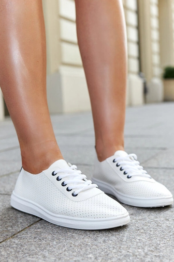 Balti ažūriniai Katinka...