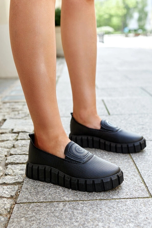 Juodi pusbačiai su masyviu padu Teska