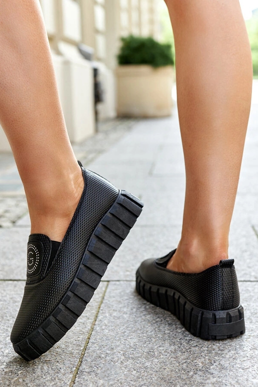 Juodi pusbačiai su masyviu padu Teska