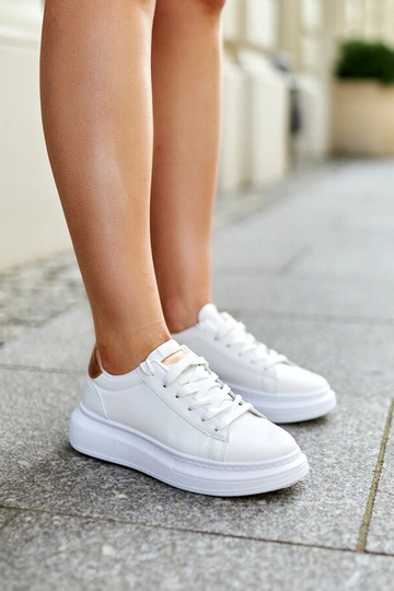 Balti sportbačiai storu...