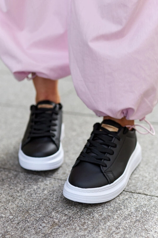 Juodi sportbačiai storu padu Ivalu