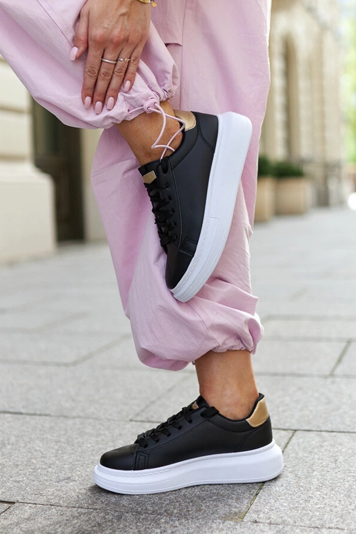 Juodi sportbačiai storu padu Ivalu