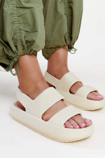 Attiana smėlio spalvos...