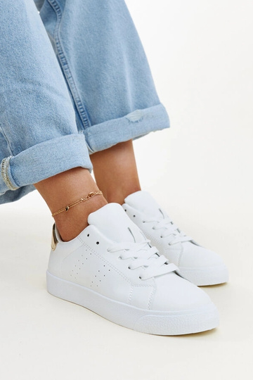 Akila balti ir auksiniai...