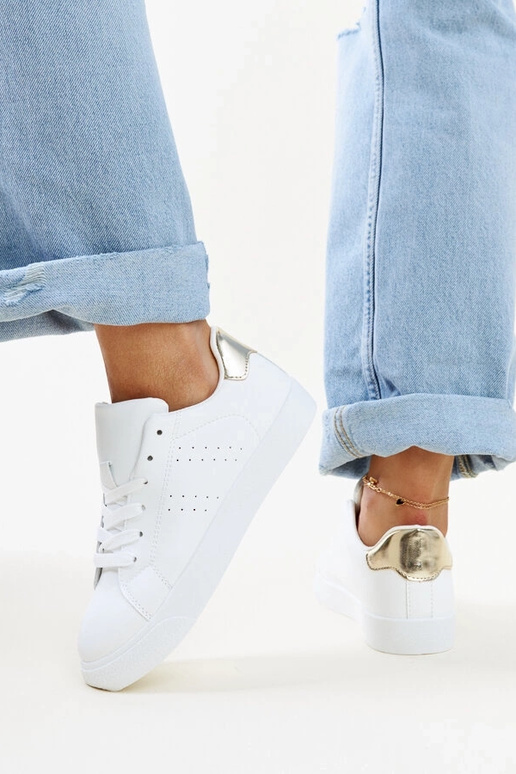 Akila balti ir auksiniai sportbačiai