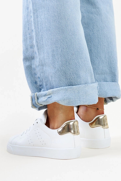 Akila balti ir auksiniai sportbačiai