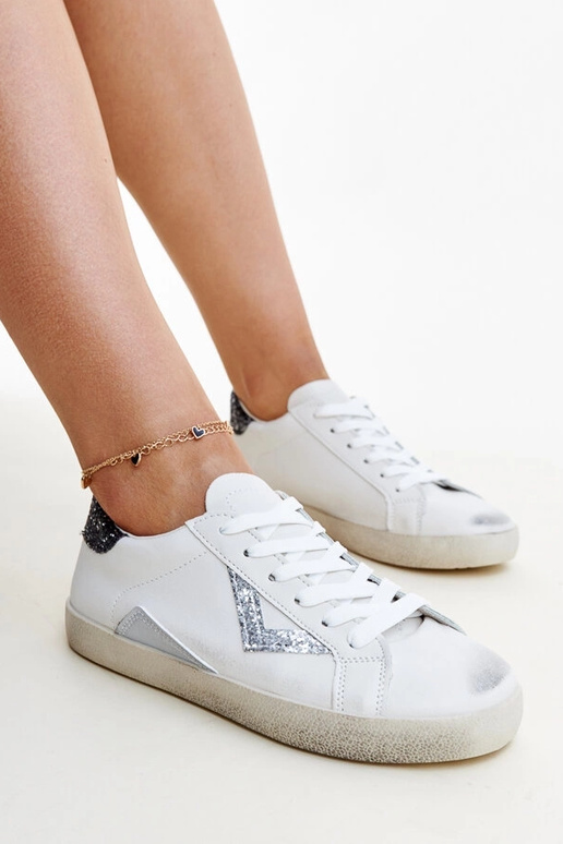 Balti sportiniai bateliai su "dėvėto"... Balti sportiniai bateliai su "dėvėto"...