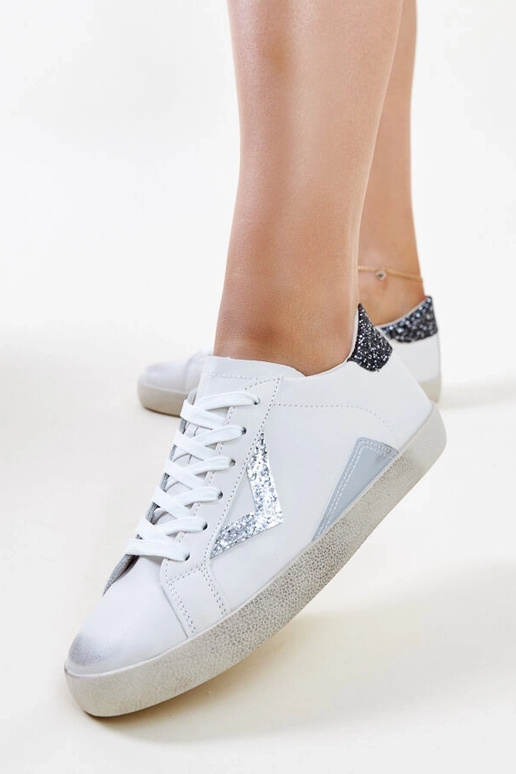 Balti sportiniai bateliai su "dėvėto"... Balti sportiniai bateliai su "dėvėto"...