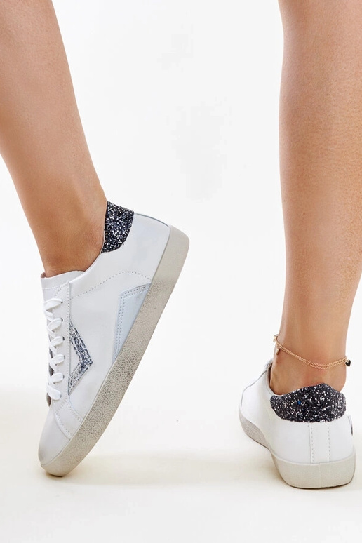 Balti sportiniai bateliai su "dėvėto"... Balti sportiniai bateliai su "dėvėto"...