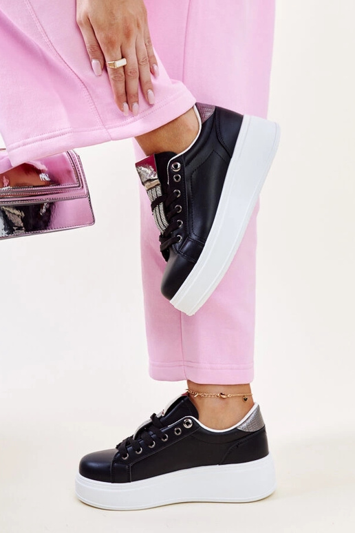 Juodi ir sidabriniai sportbačiai su...