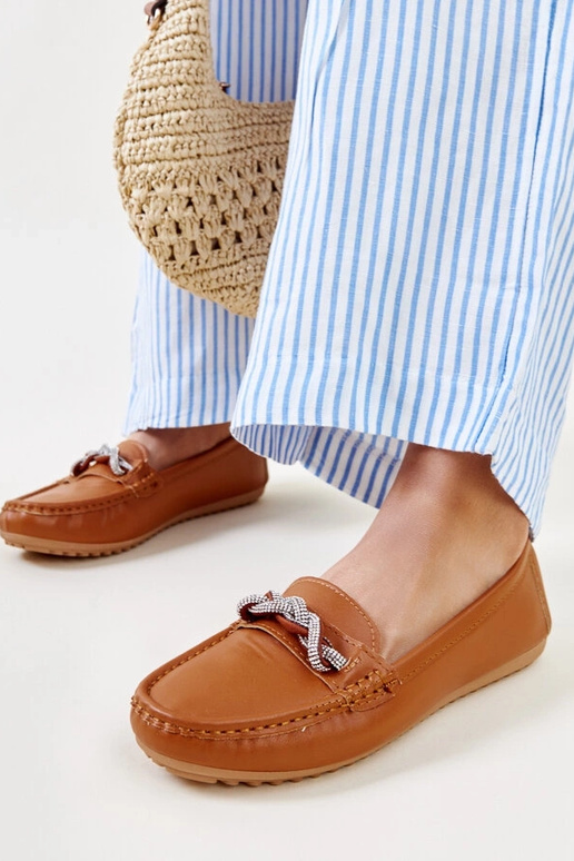 Rudi mokasinai dekoruoti cirkoniais...