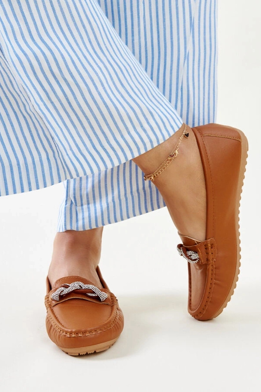 Rudi mokasinai dekoruoti cirkoniais...