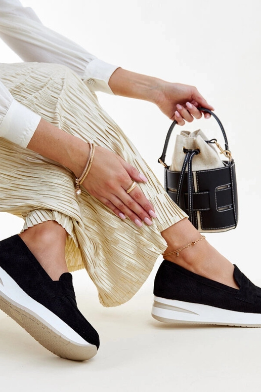 Juodi perforuoti Muna batai