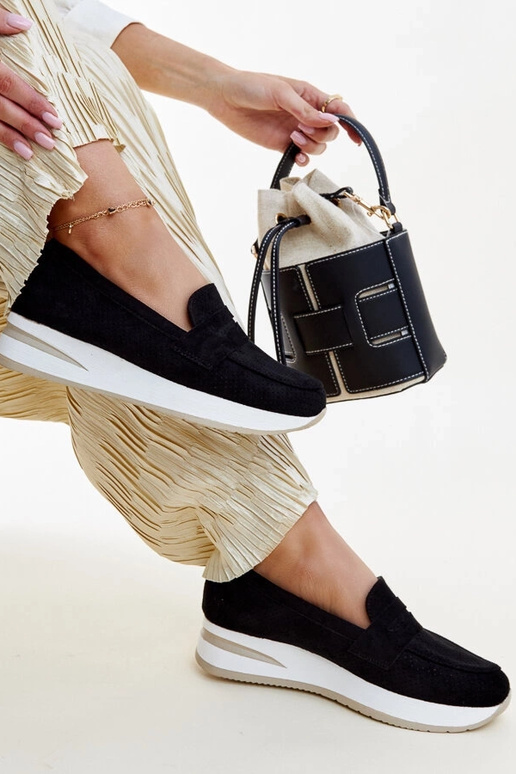 Juodi perforuoti Muna batai