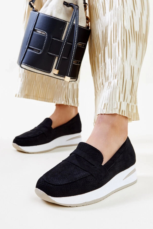 Juodi perforuoti Muna batai