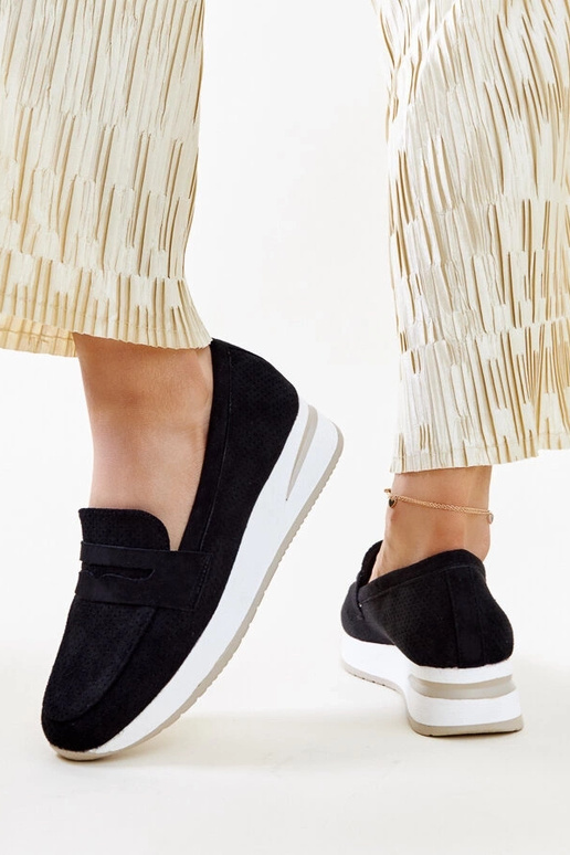 Juodi perforuoti Muna batai