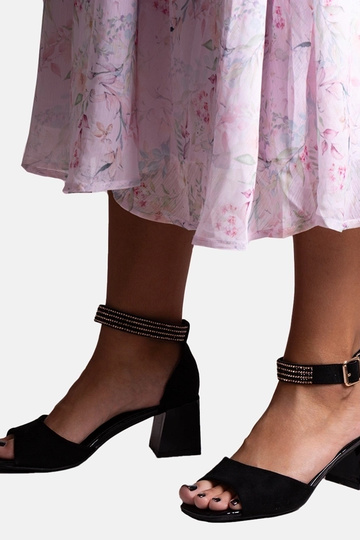 Juodos lakuotos odos...