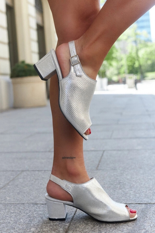 Sandalai su perforuotu blokiniu kulnu... Sandalai su perforuotu blokiniu kulnu...