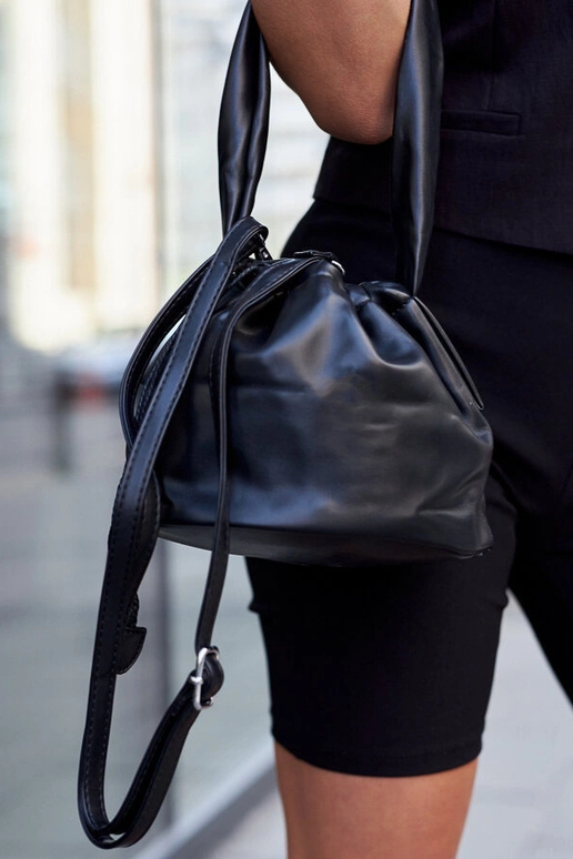 Juodas mažas maišelis tipo "maišelis"... Juodas mažas maišelis tipo "maišelis"...