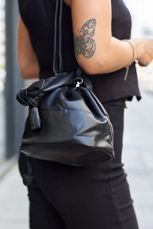 Juodas mažas maišelis tipo "maišelis"... Juodas mažas maišelis tipo "maišelis"...