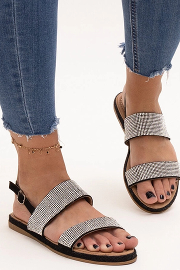 Juodos basutės puoštos...