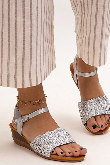 Išsiuvinėti žemi sandalai... 2