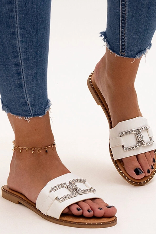 Balti šlepetės su dekoratyvine... Balti šlepetės su dekoratyvine...