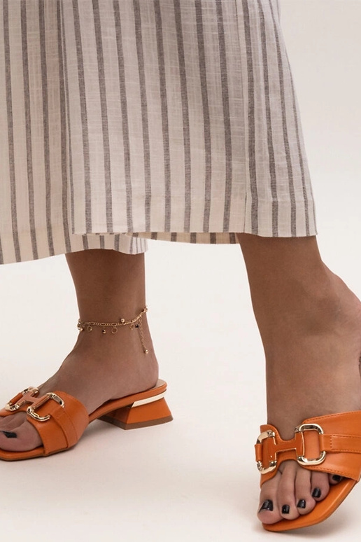 Šlepetės ant žemo kulno su... Šlepetės ant žemo kulno su...