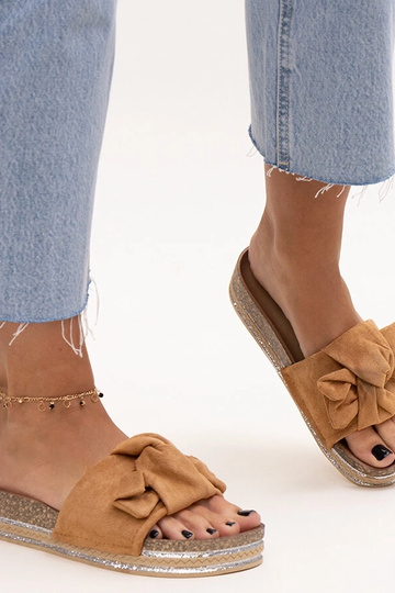 Rudi šlepetės ant masyvaus...