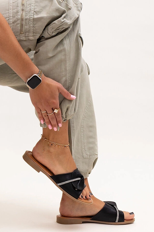 Kepurės dekoruotos Amari cirkonio... Kepurės dekoruotos Amari cirkonio...