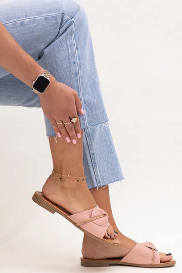 Kepurės dekoruotos Amari cirkonio juostele