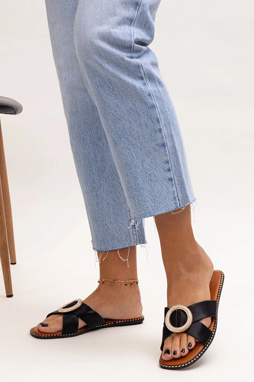 Juodos šlepetės, puoštos cirkonio... Juodos šlepetės, puoštos cirkonio...