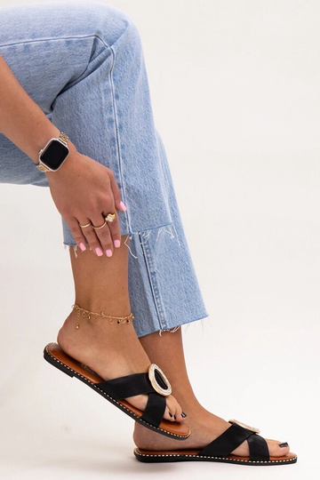 Juodos šlepetės, puoštos... 2